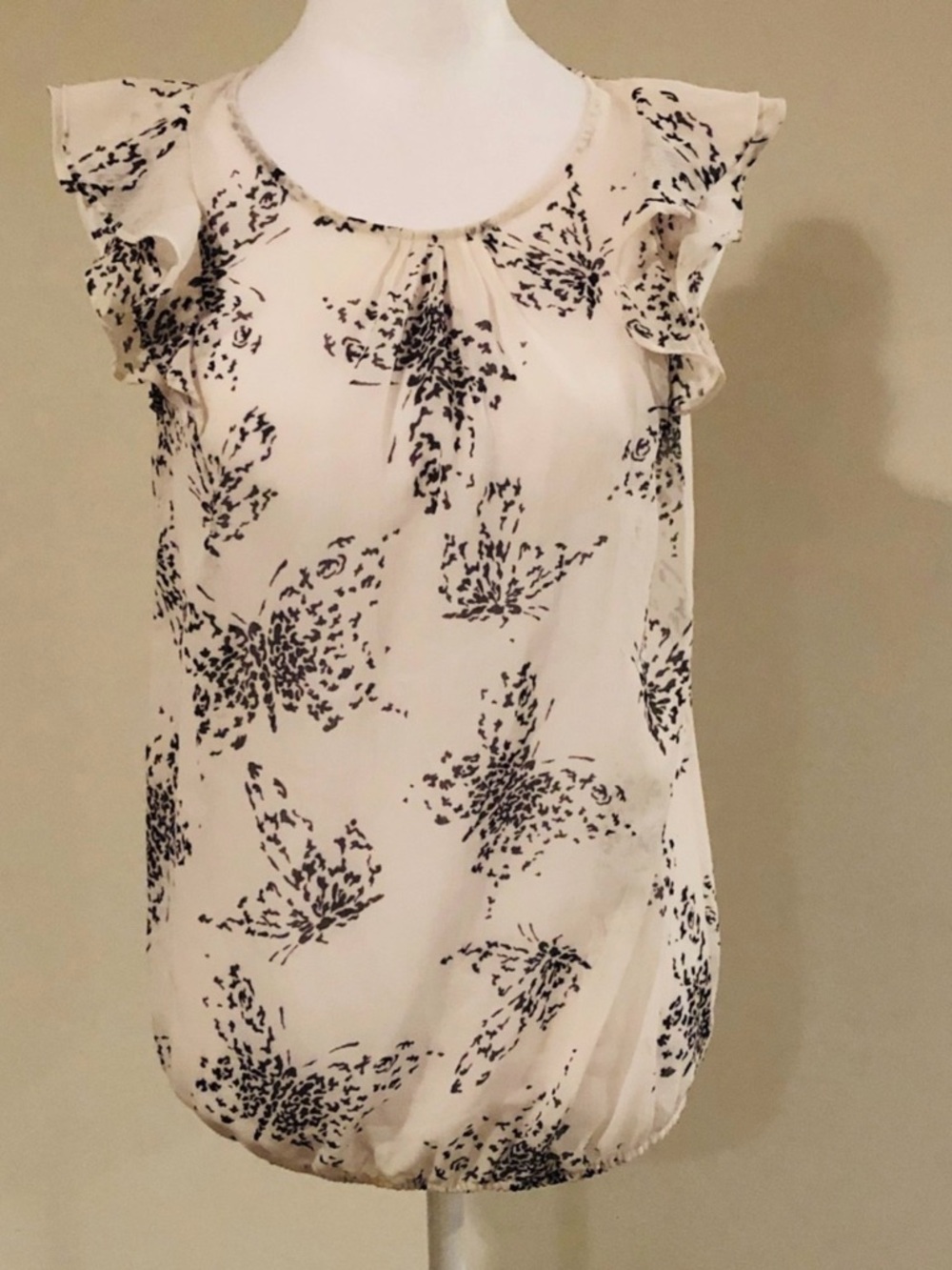 The Limited Women size SM white w/ black froal print top